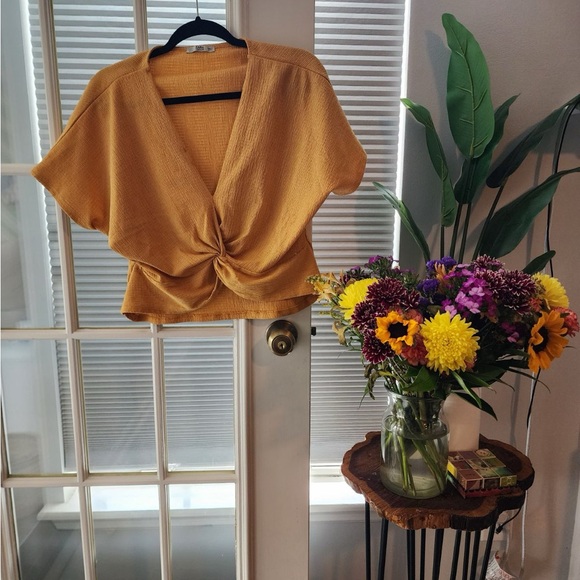 Yellow Cropped Blouse 🌻 - Picture 1 of 6